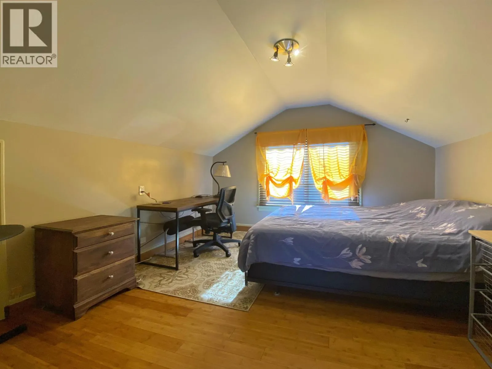 232 W 4TH AVENUE