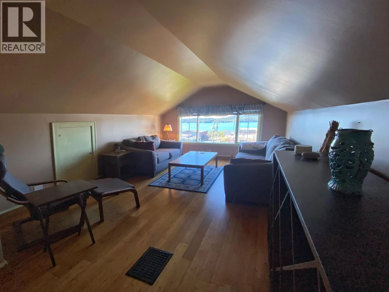 232 W 4TH AVENUE