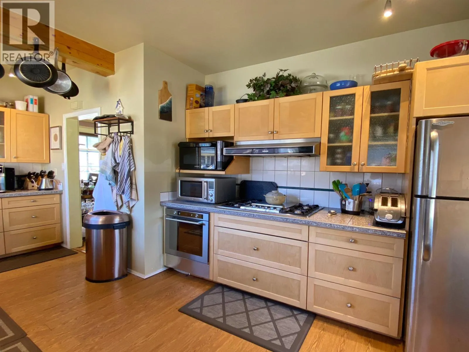 232 W 4TH AVENUE
