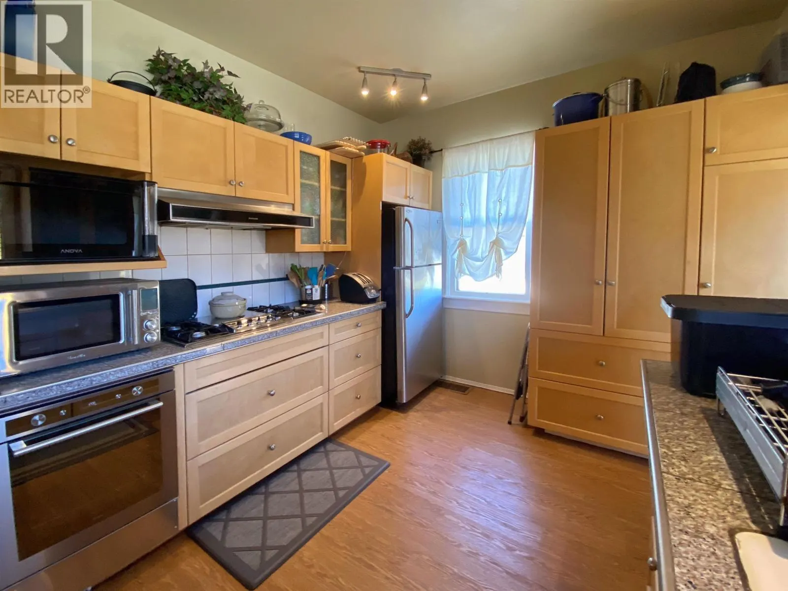232 W 4TH AVENUE
