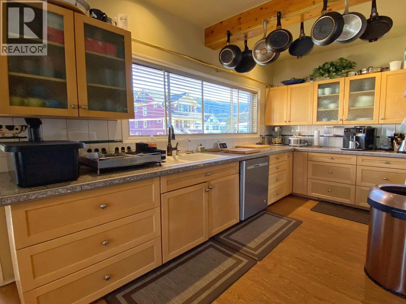 232 W 4TH AVENUE