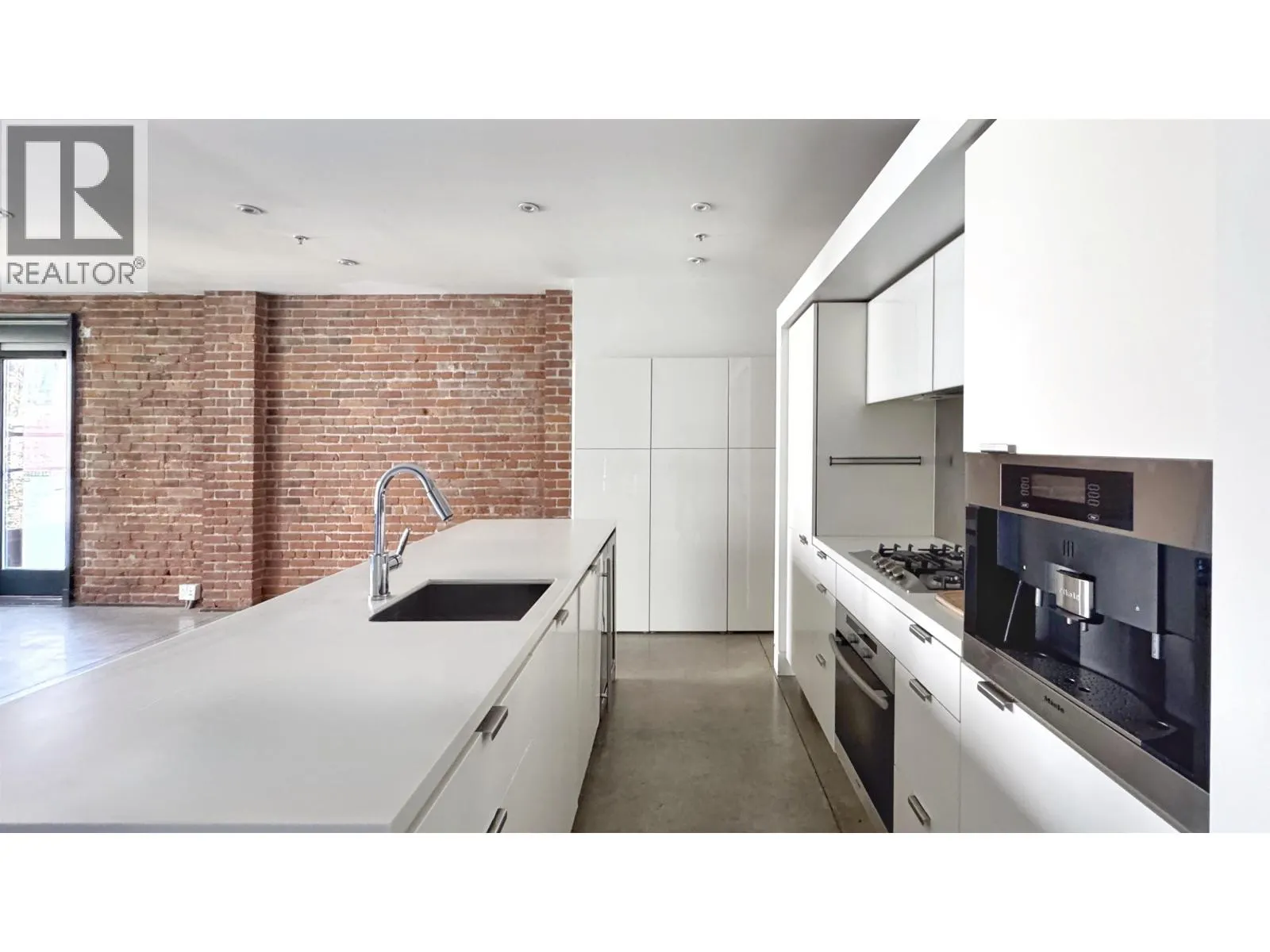605 53 W HASTINGS STREET