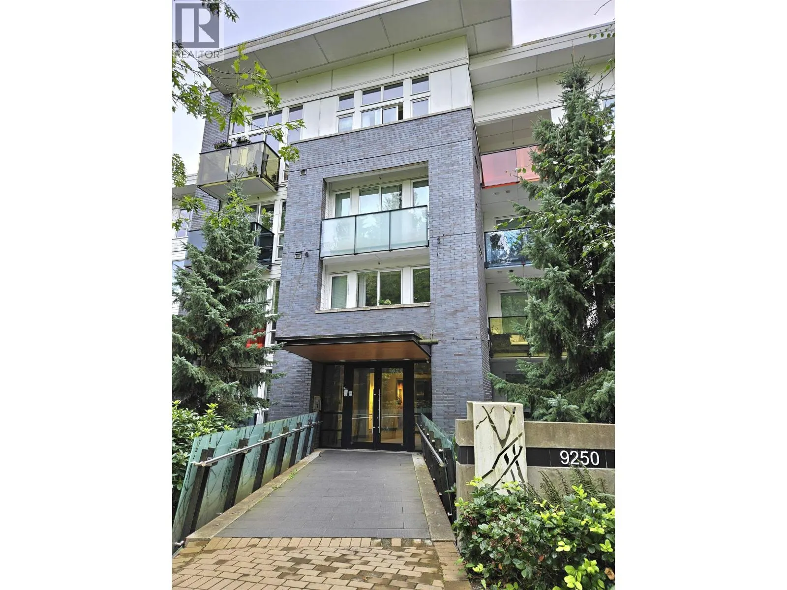 209 9250 UNIVERSITY HIGH STREET