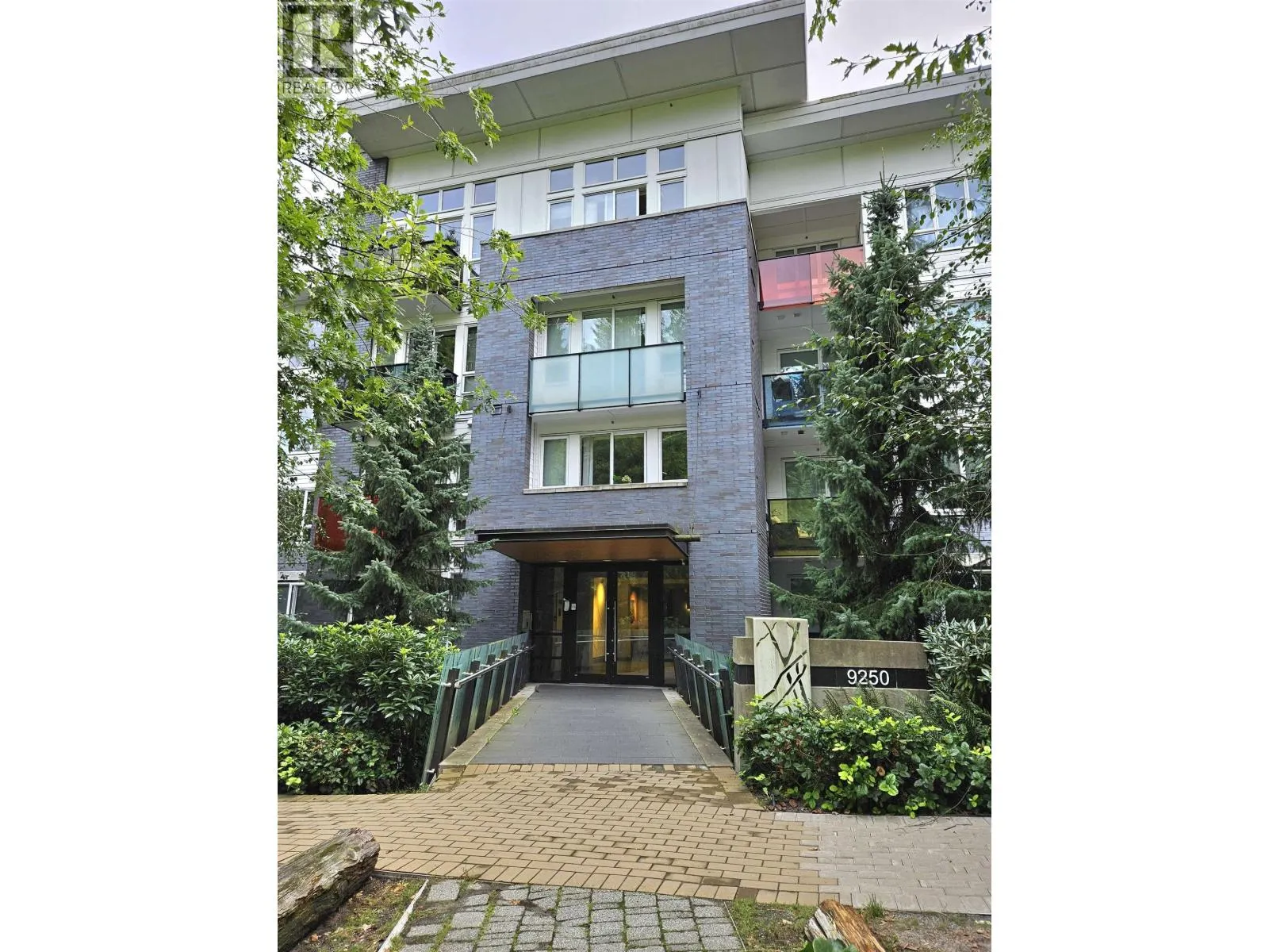 209 9250 UNIVERSITY HIGH STREET