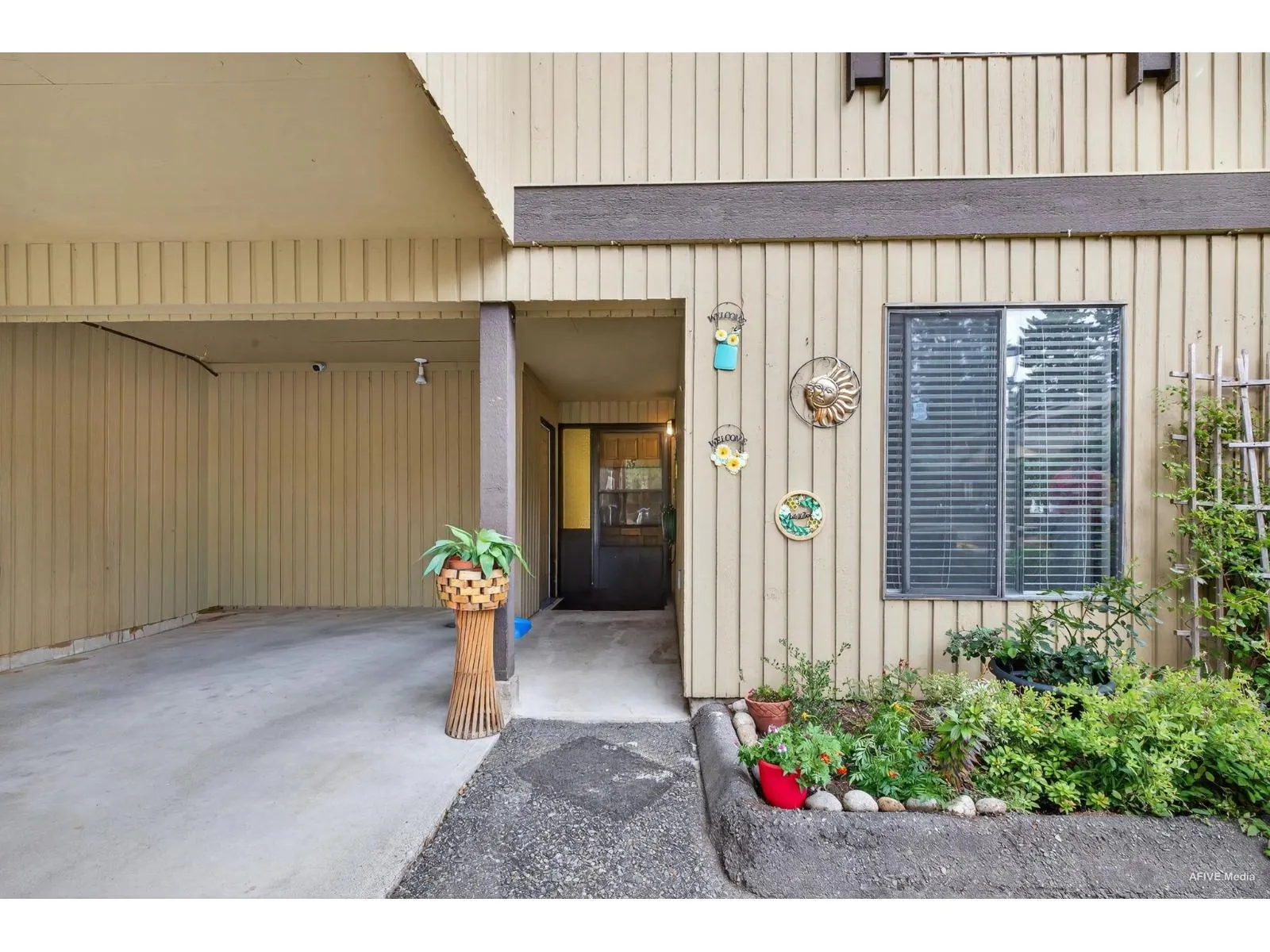 15 2998 MOUAT DRIVE