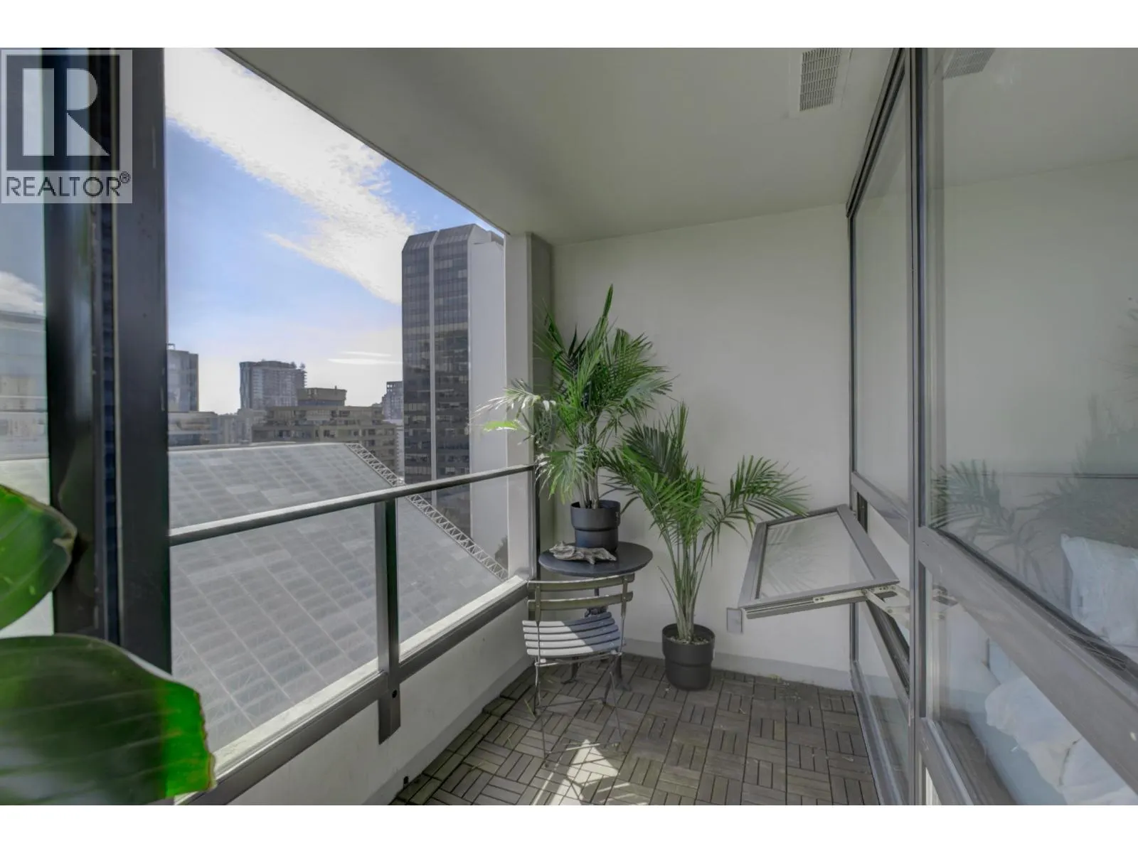 1303 938 SMITHE STREET