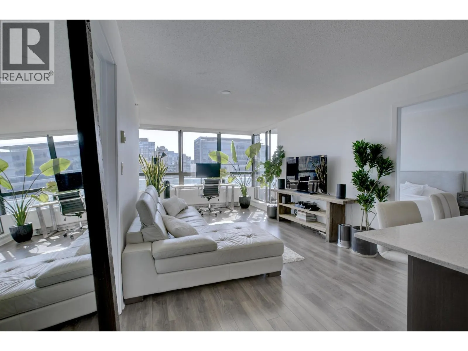 1303 938 SMITHE STREET