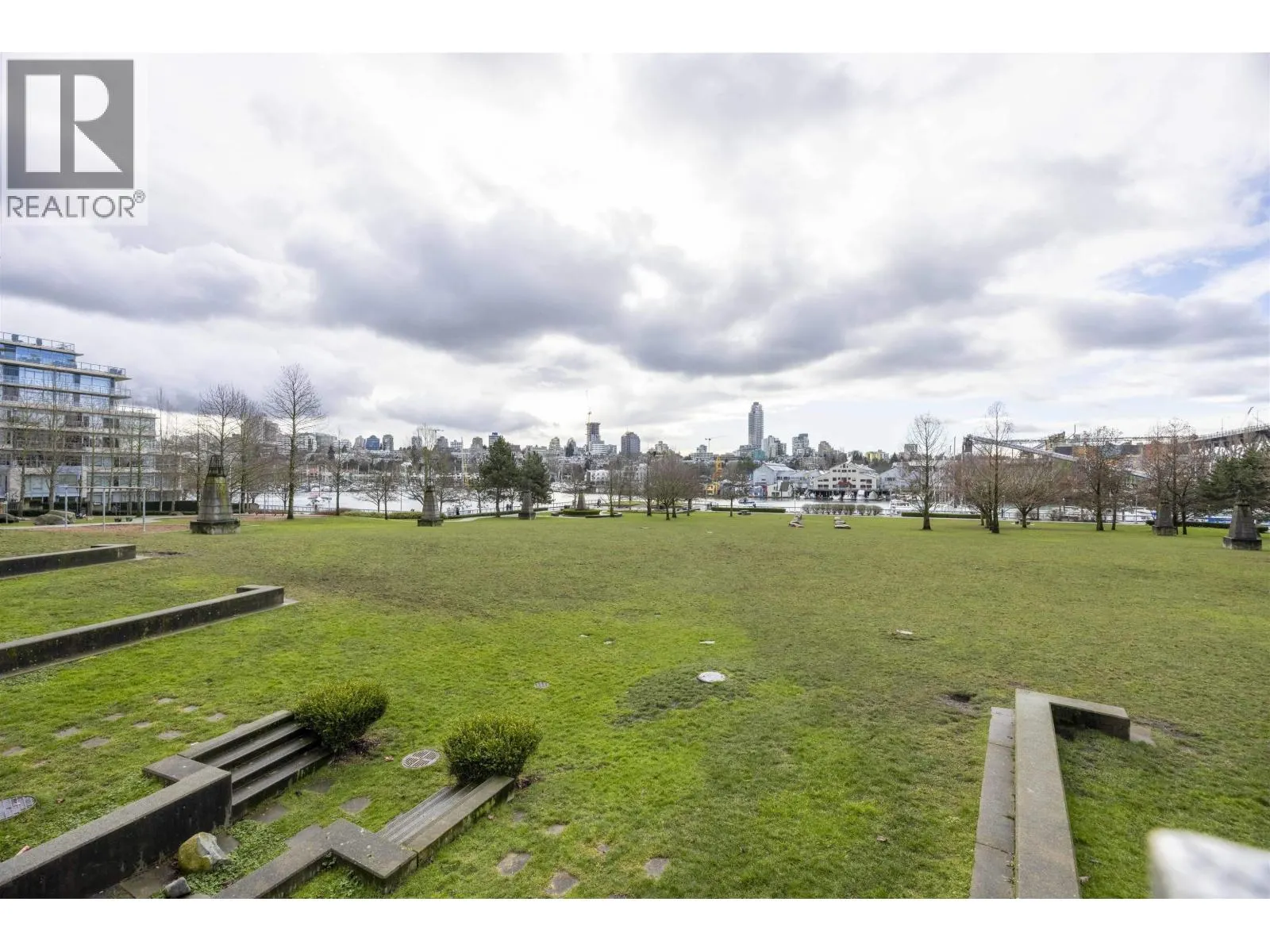 3207 583 BEACH CRESCENT
