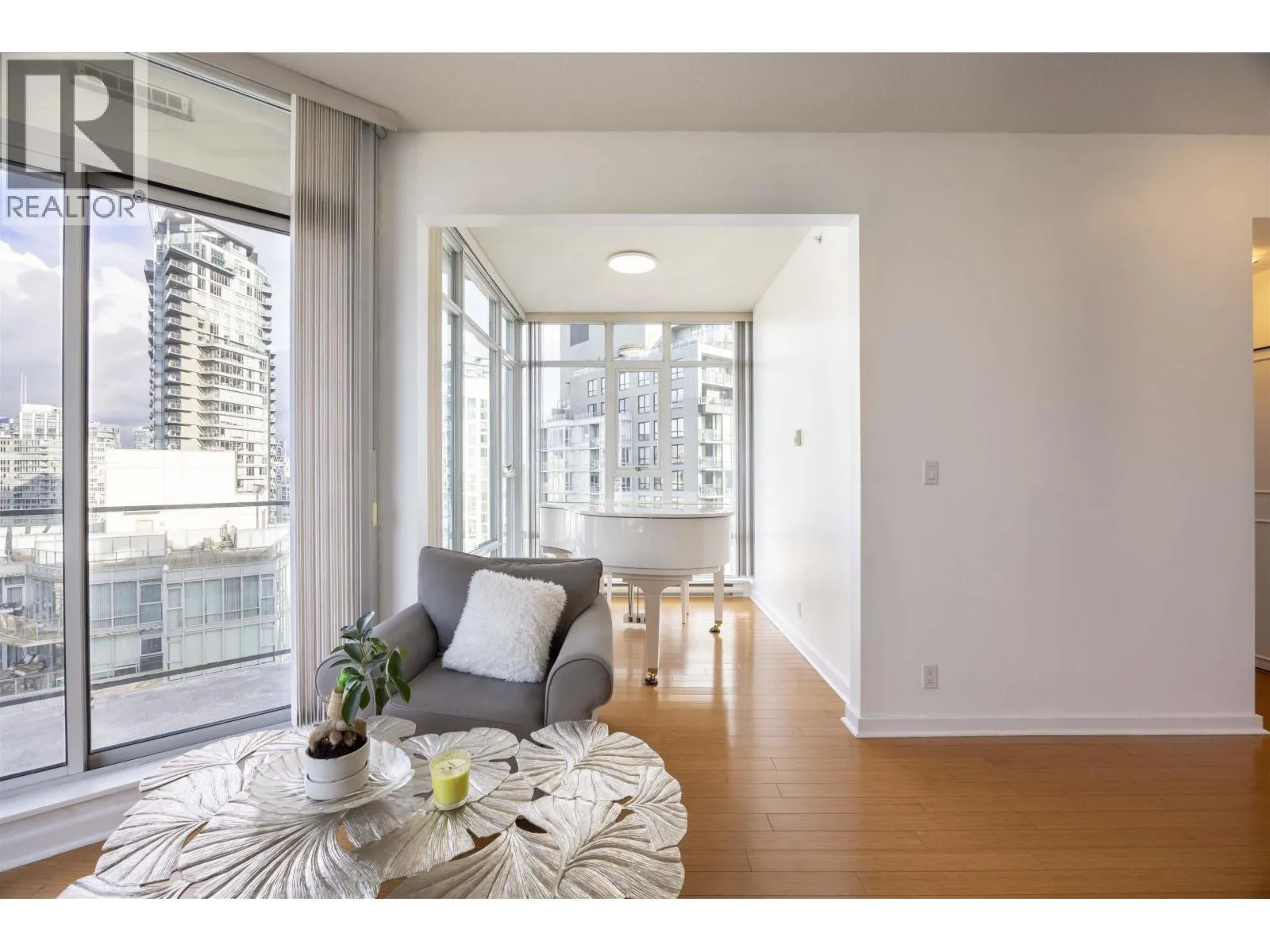 3207 583 BEACH CRESCENT