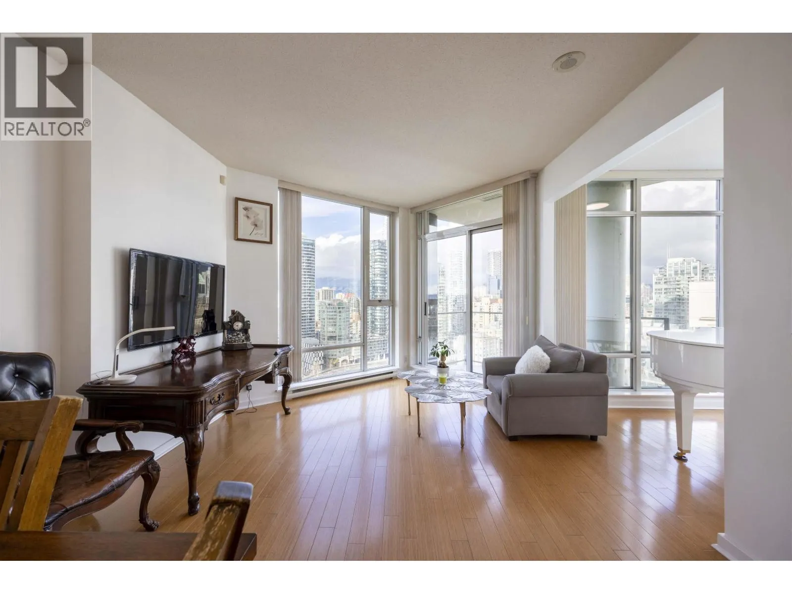3207 583 BEACH CRESCENT