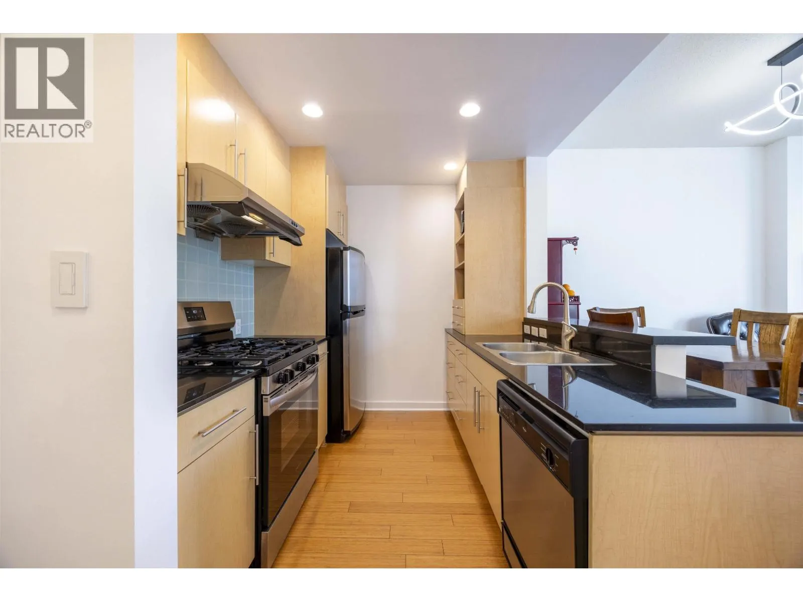 3207 583 BEACH CRESCENT