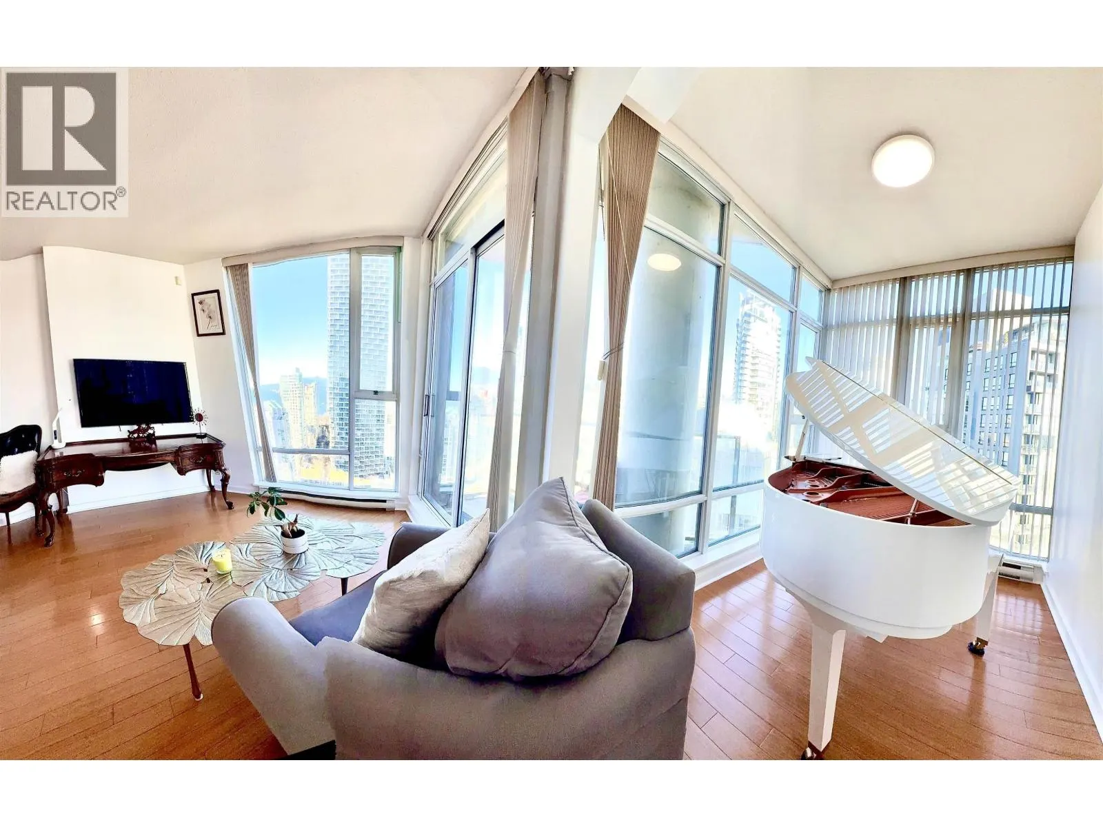 3207 583 BEACH CRESCENT