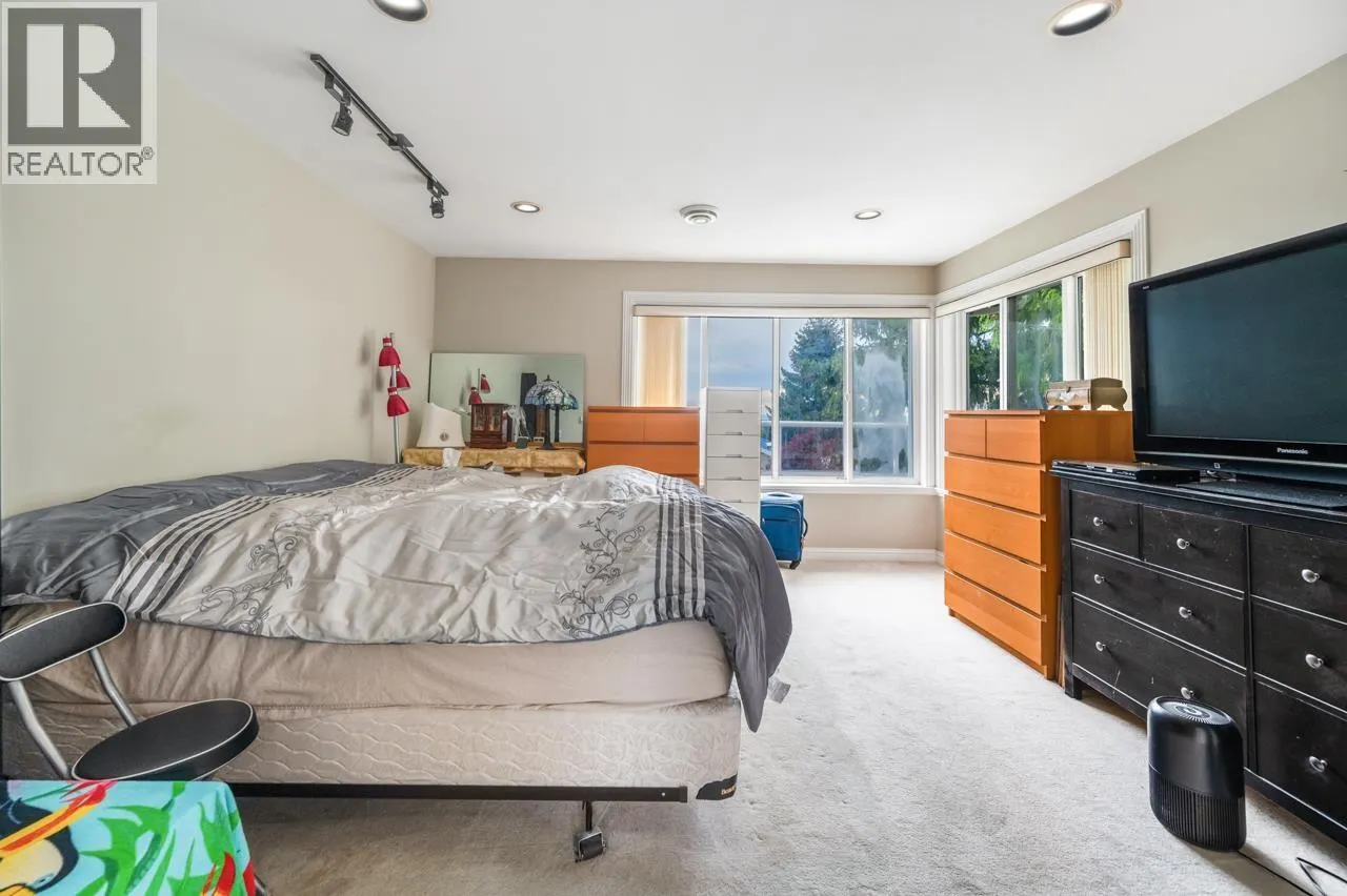 2085 QUALICUM DRIVE