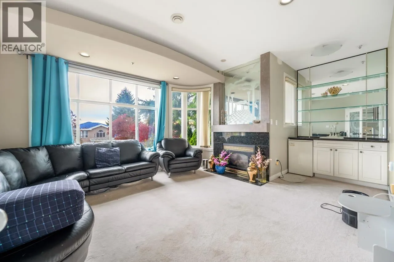 2085 QUALICUM DRIVE