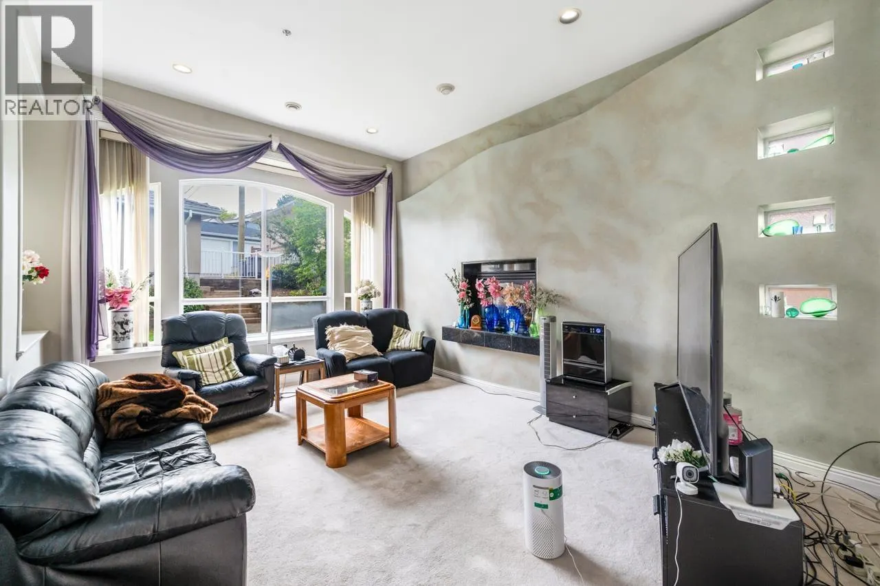 2085 QUALICUM DRIVE