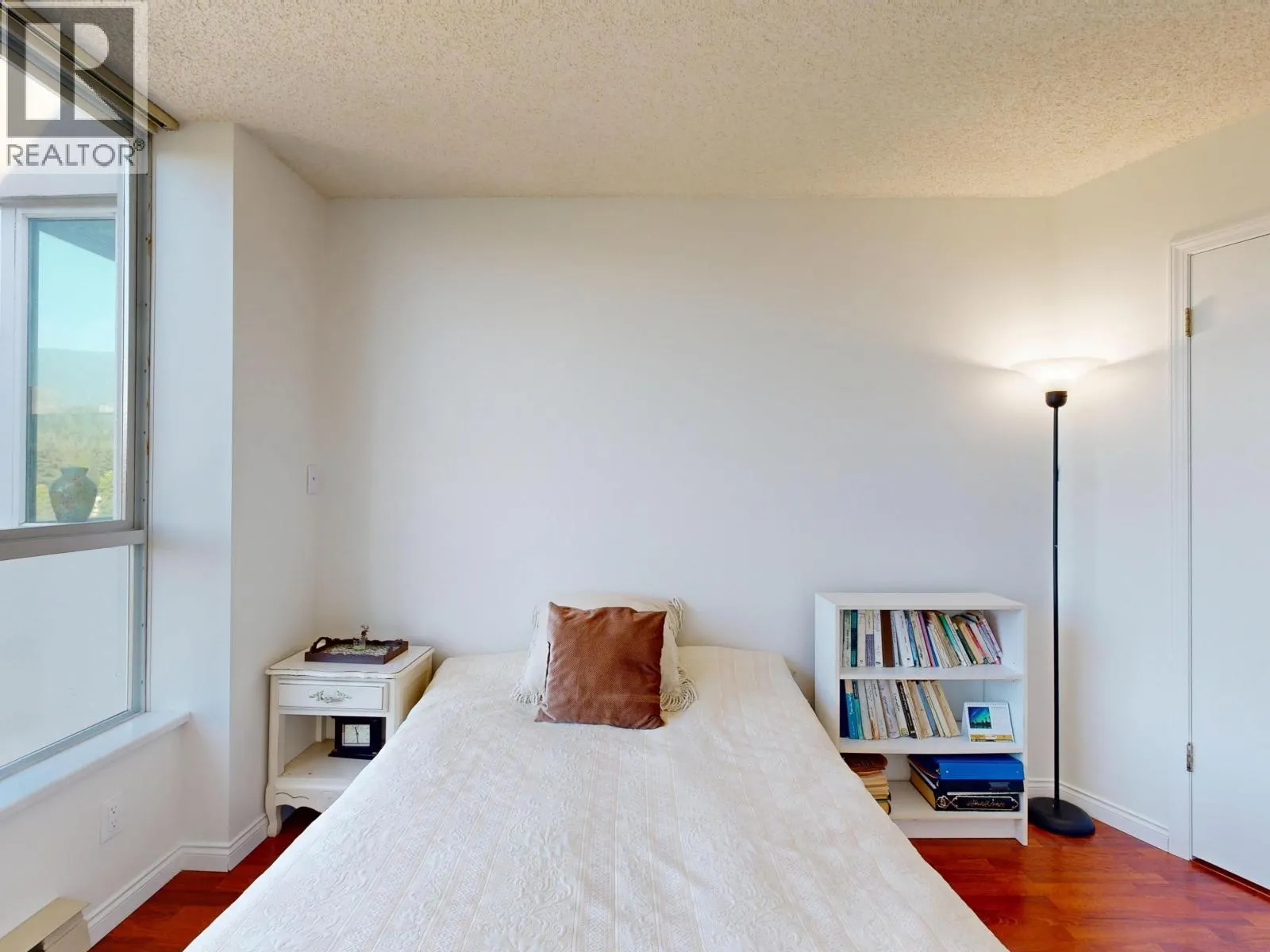 1005 995 ROCHE POINT DRIVE