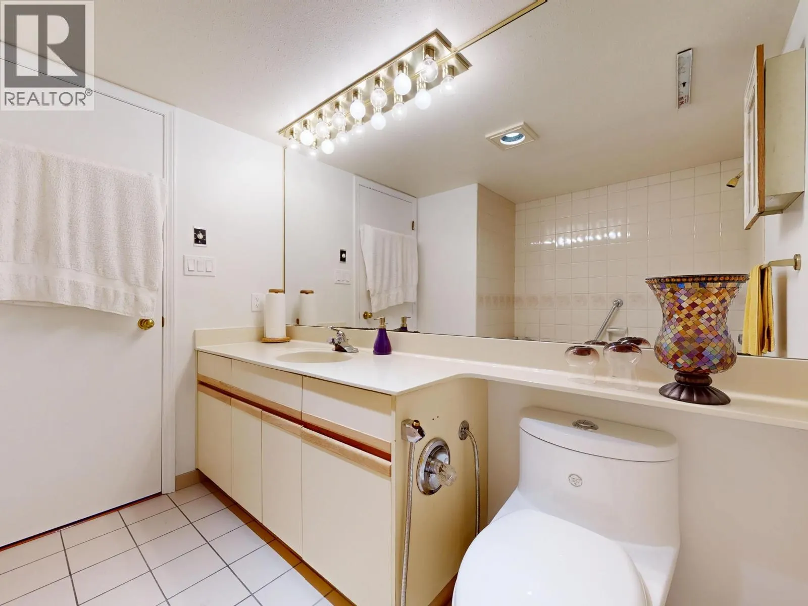 1005 995 ROCHE POINT DRIVE