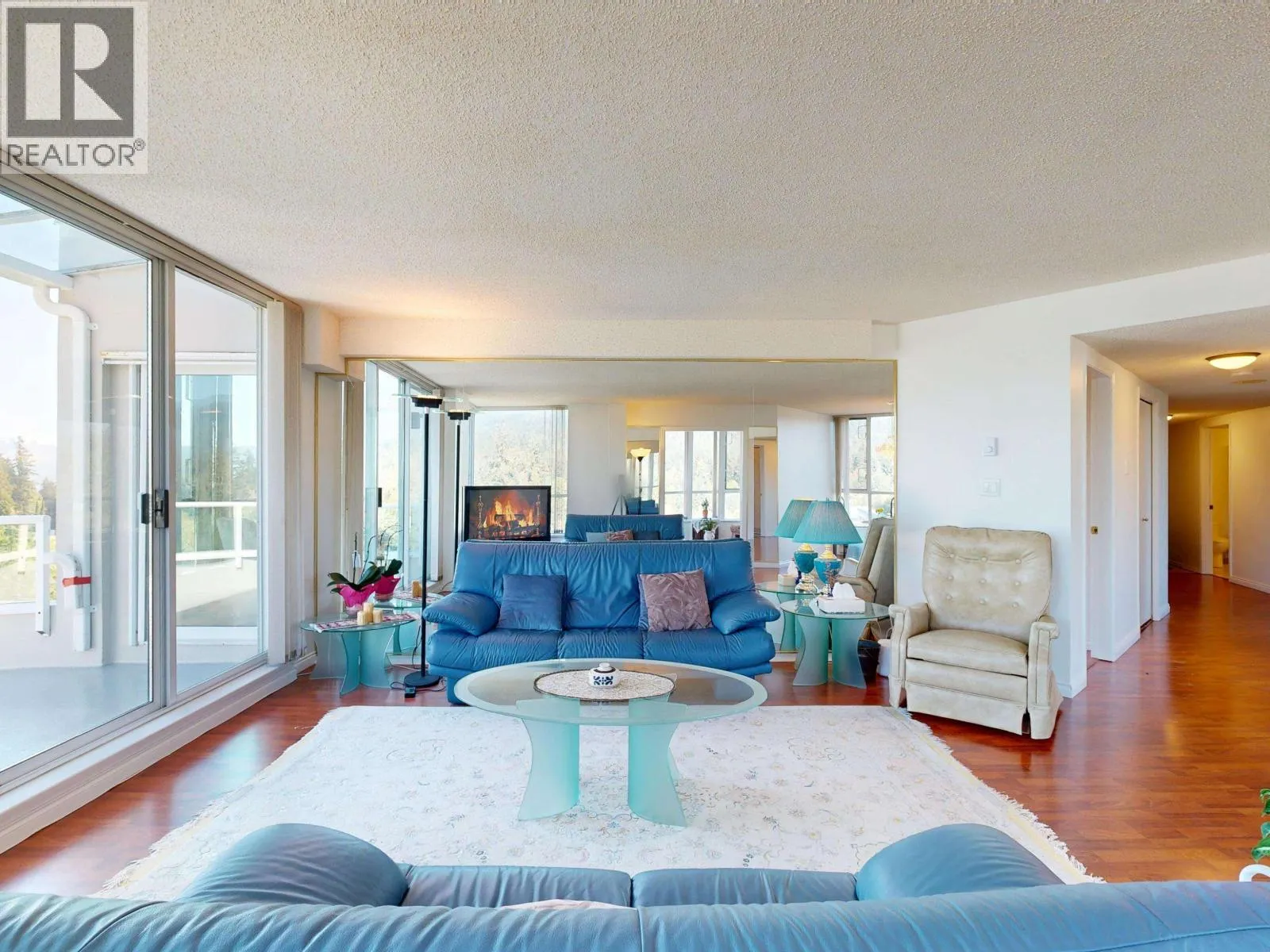 1005 995 ROCHE POINT DRIVE