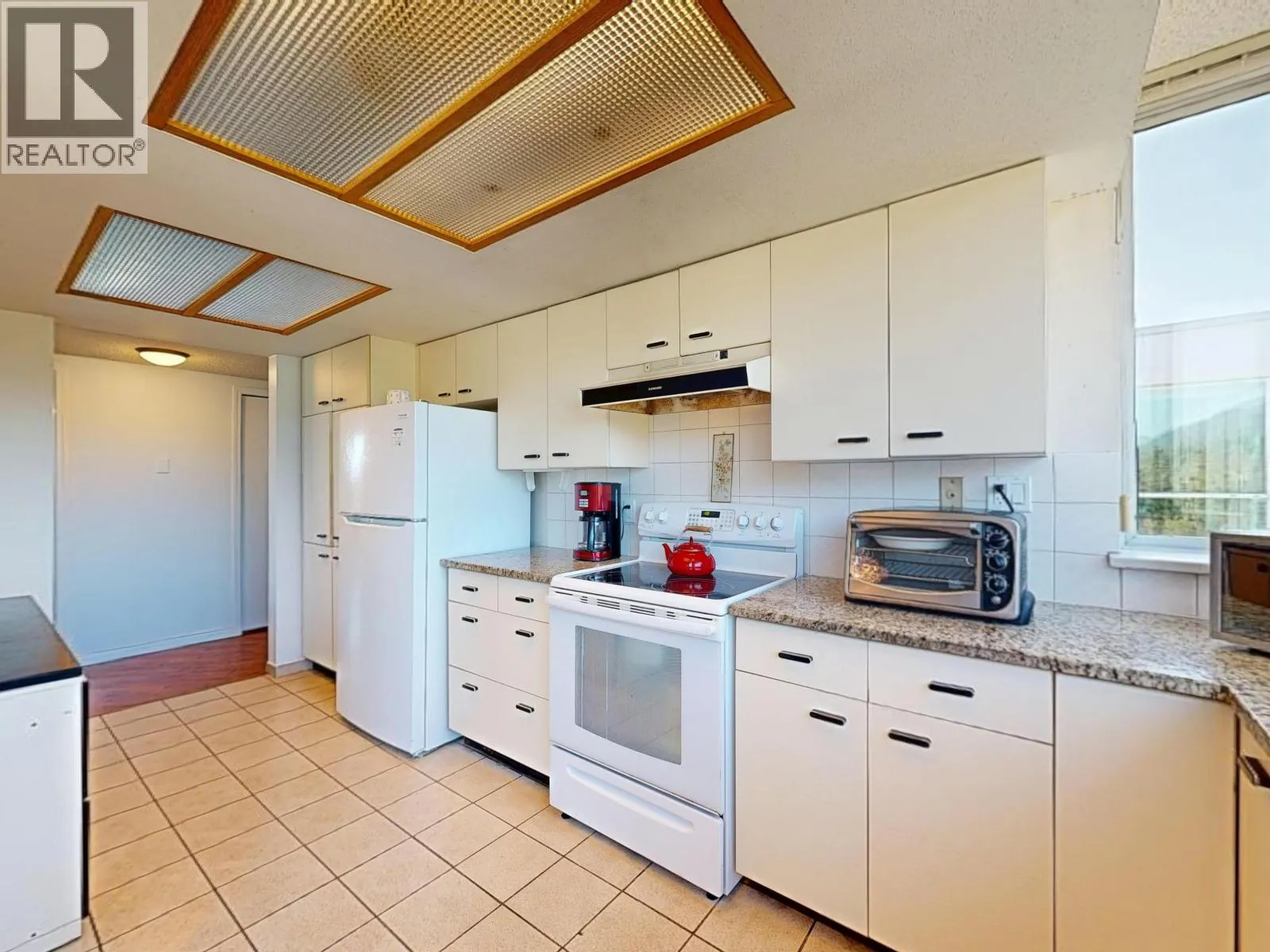 1005 995 ROCHE POINT DRIVE