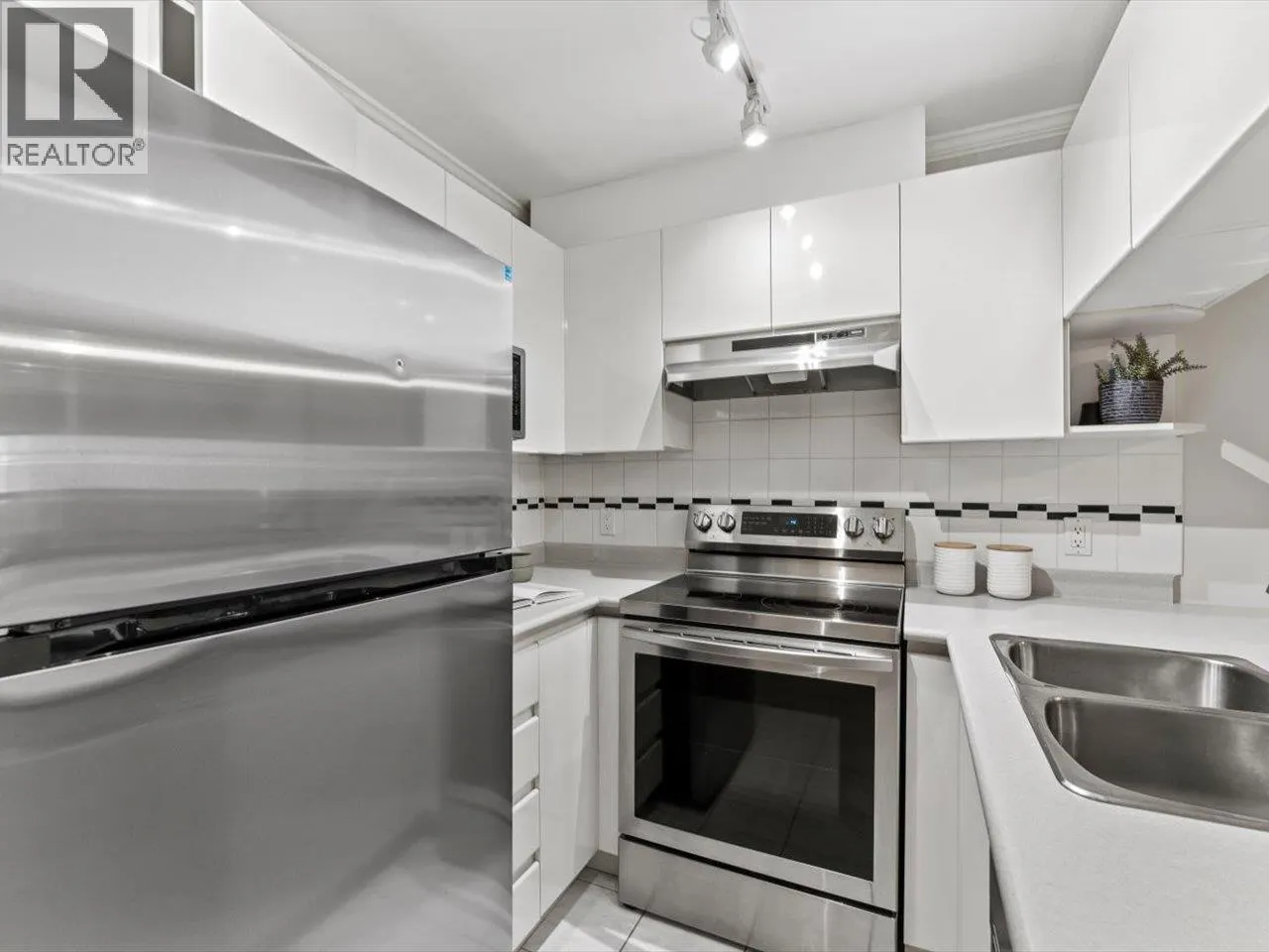 205 3638 W BROADWAY