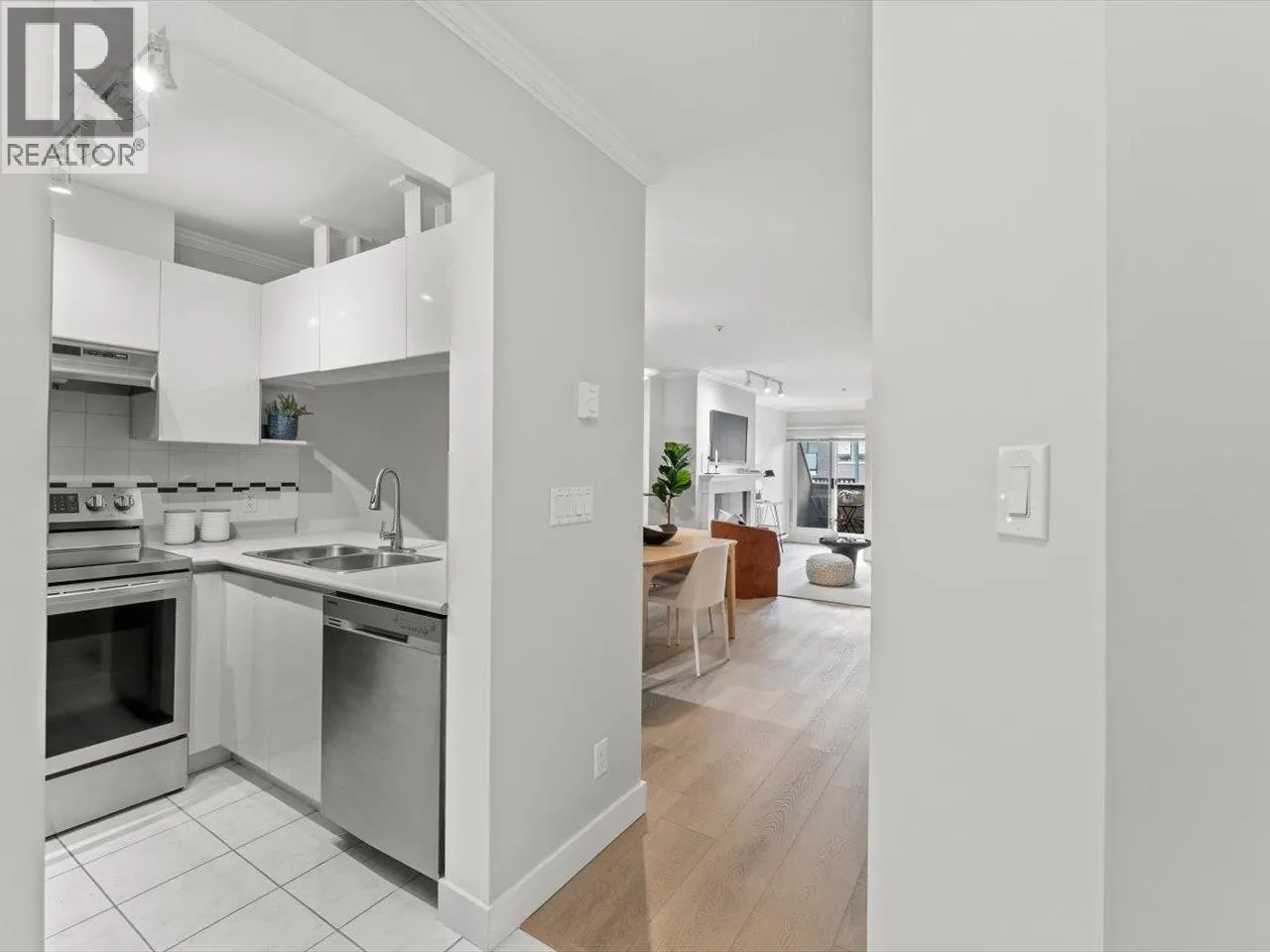 205 3638 W BROADWAY