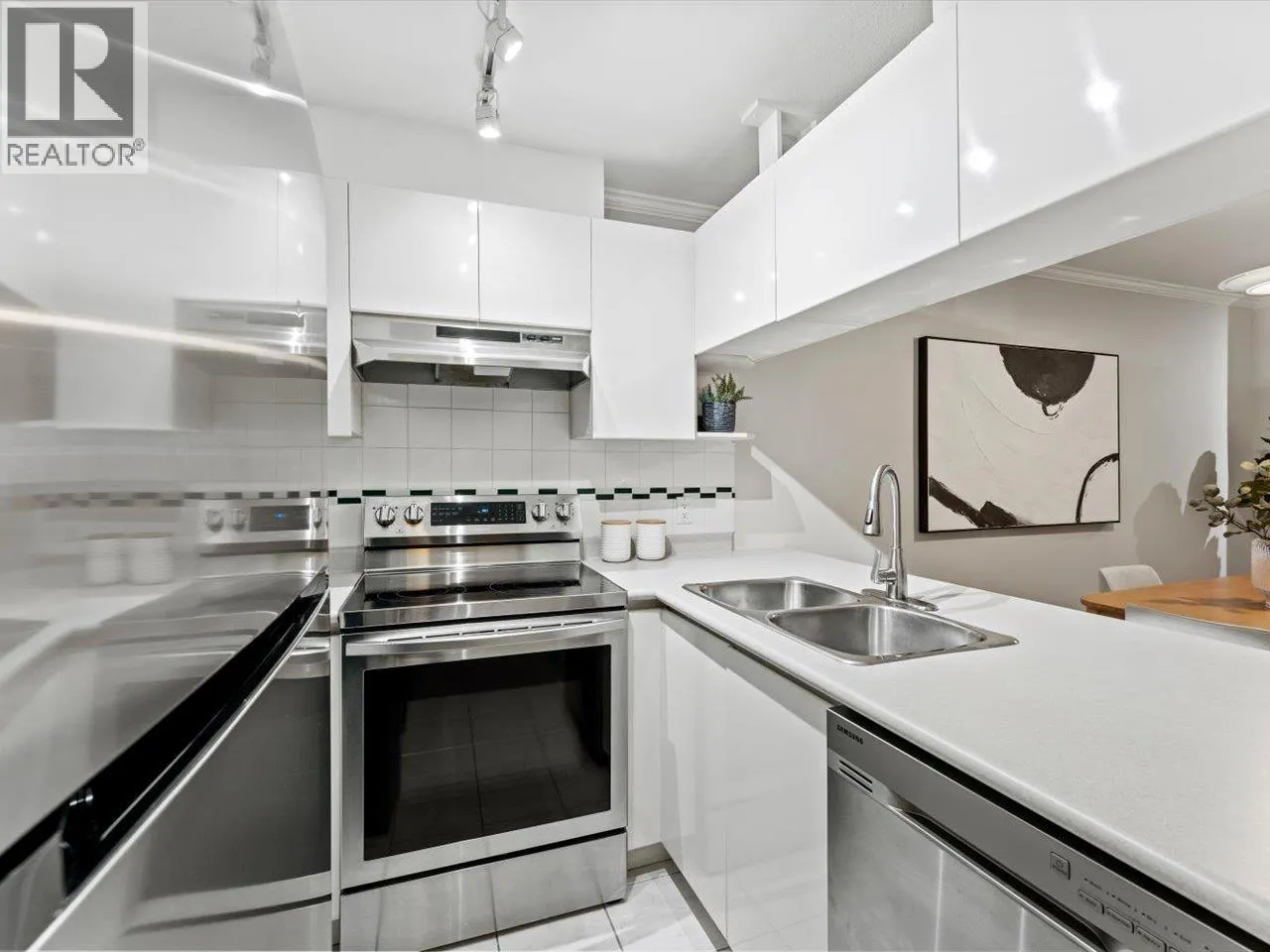 205 3638 W BROADWAY
