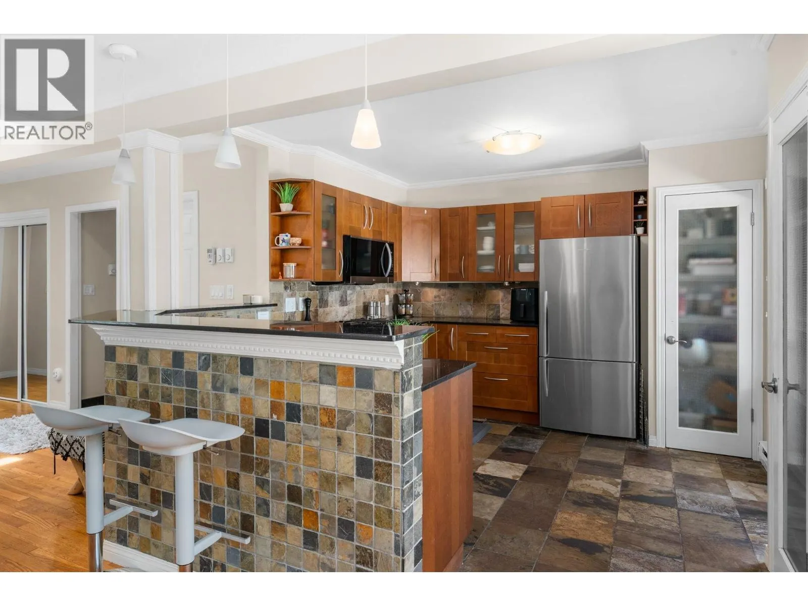 2 460 W 6TH STREET