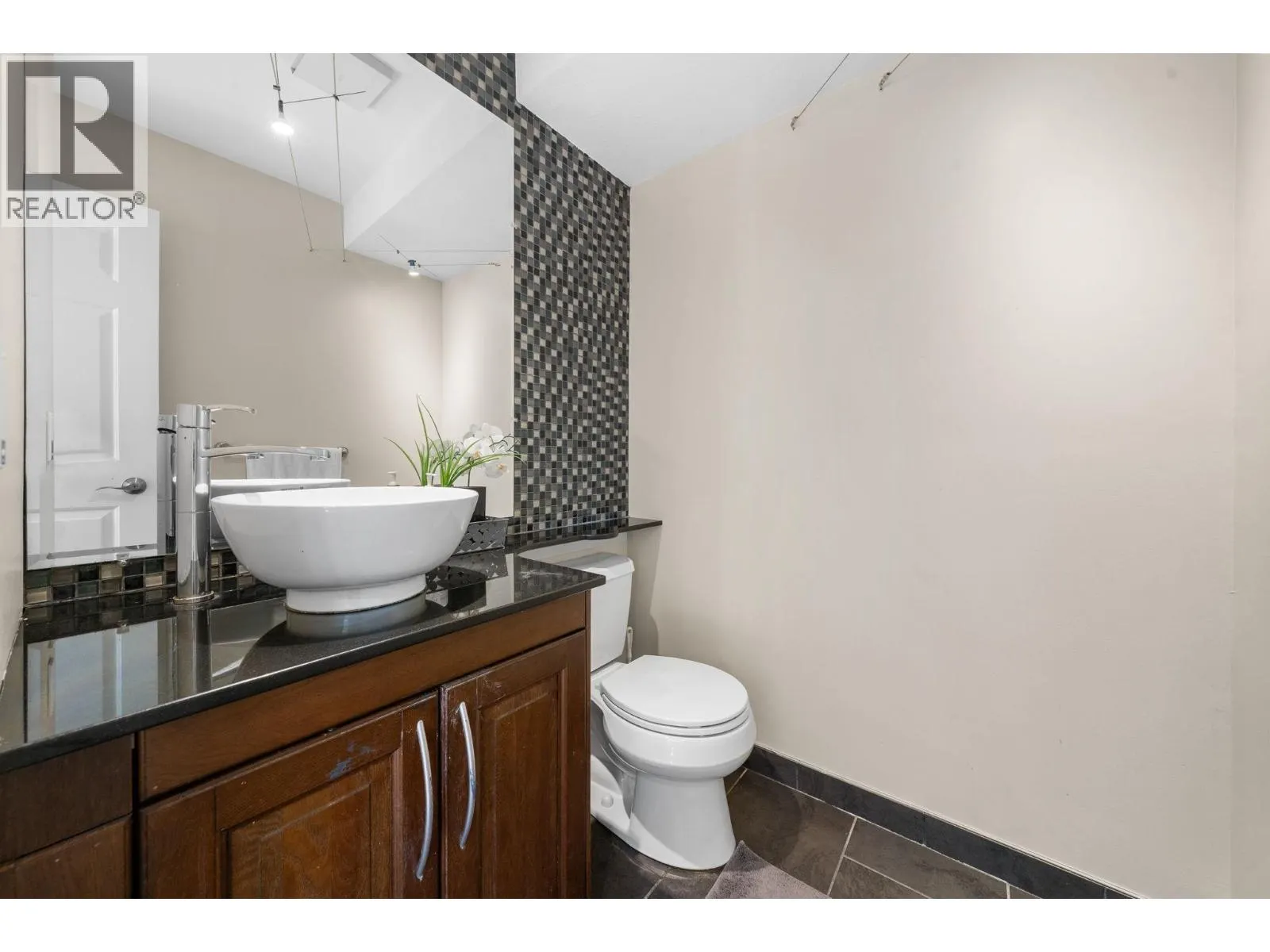 2 460 W 6TH STREET
