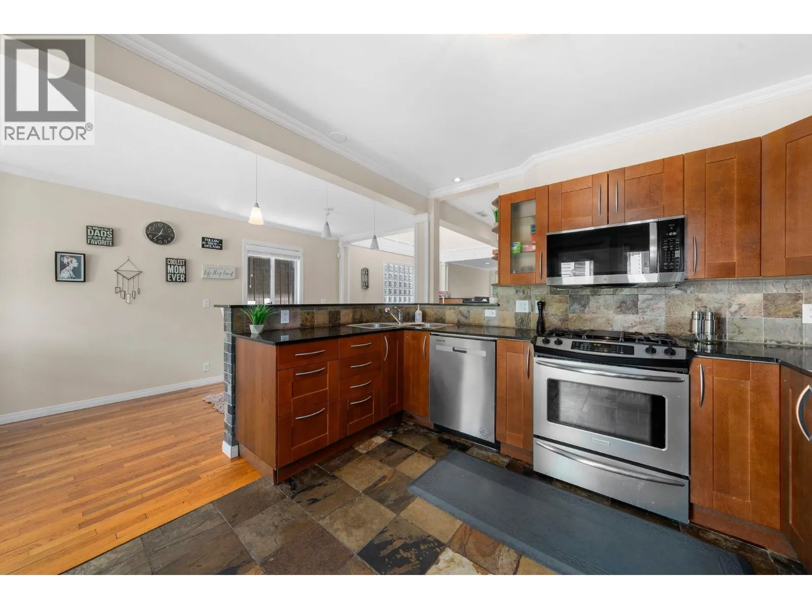 2 460 W 6TH STREET