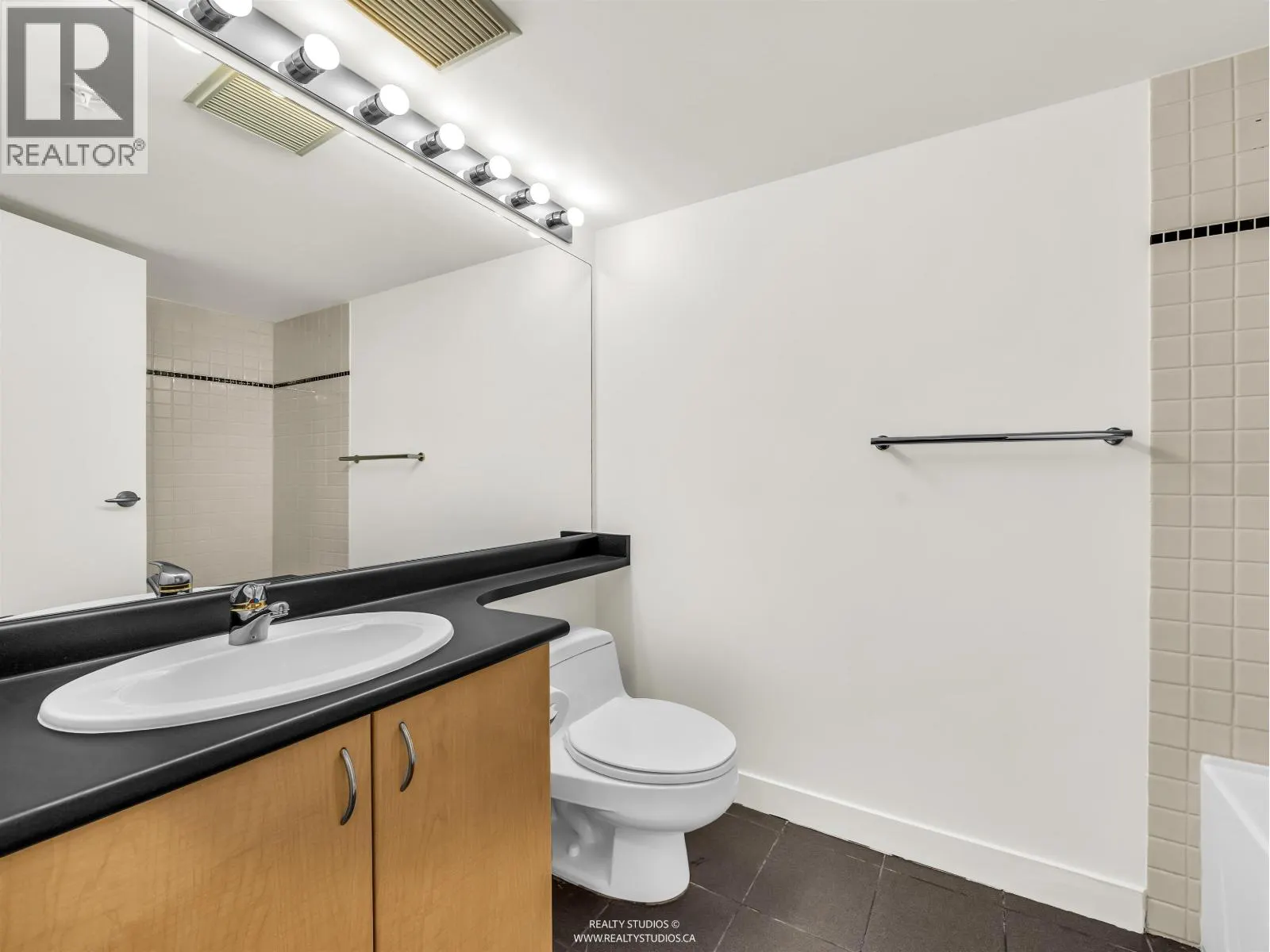 302 1688 ROBSON STREET