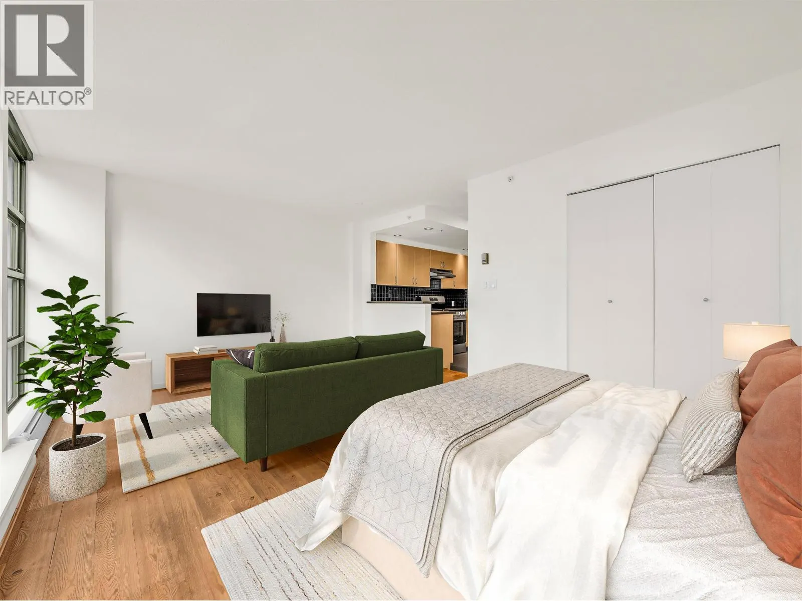 302 1688 ROBSON STREET