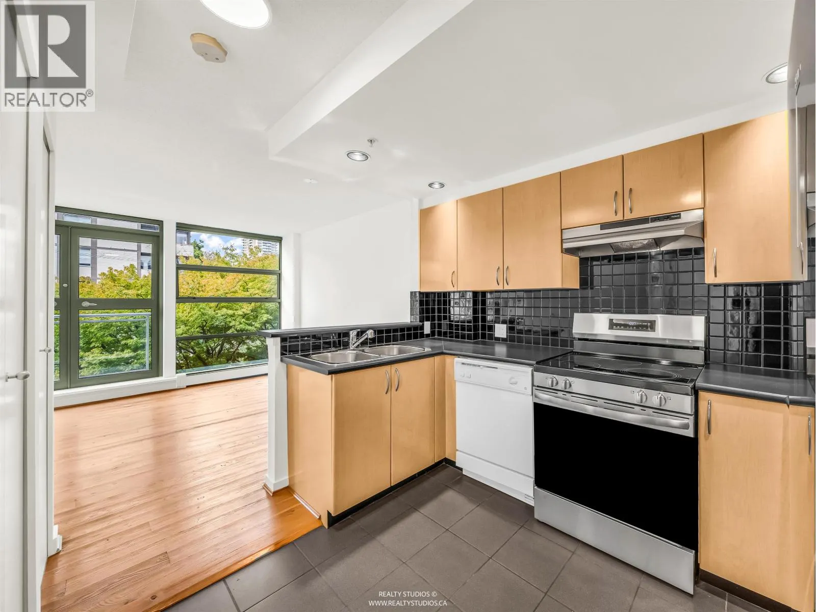 302 1688 ROBSON STREET