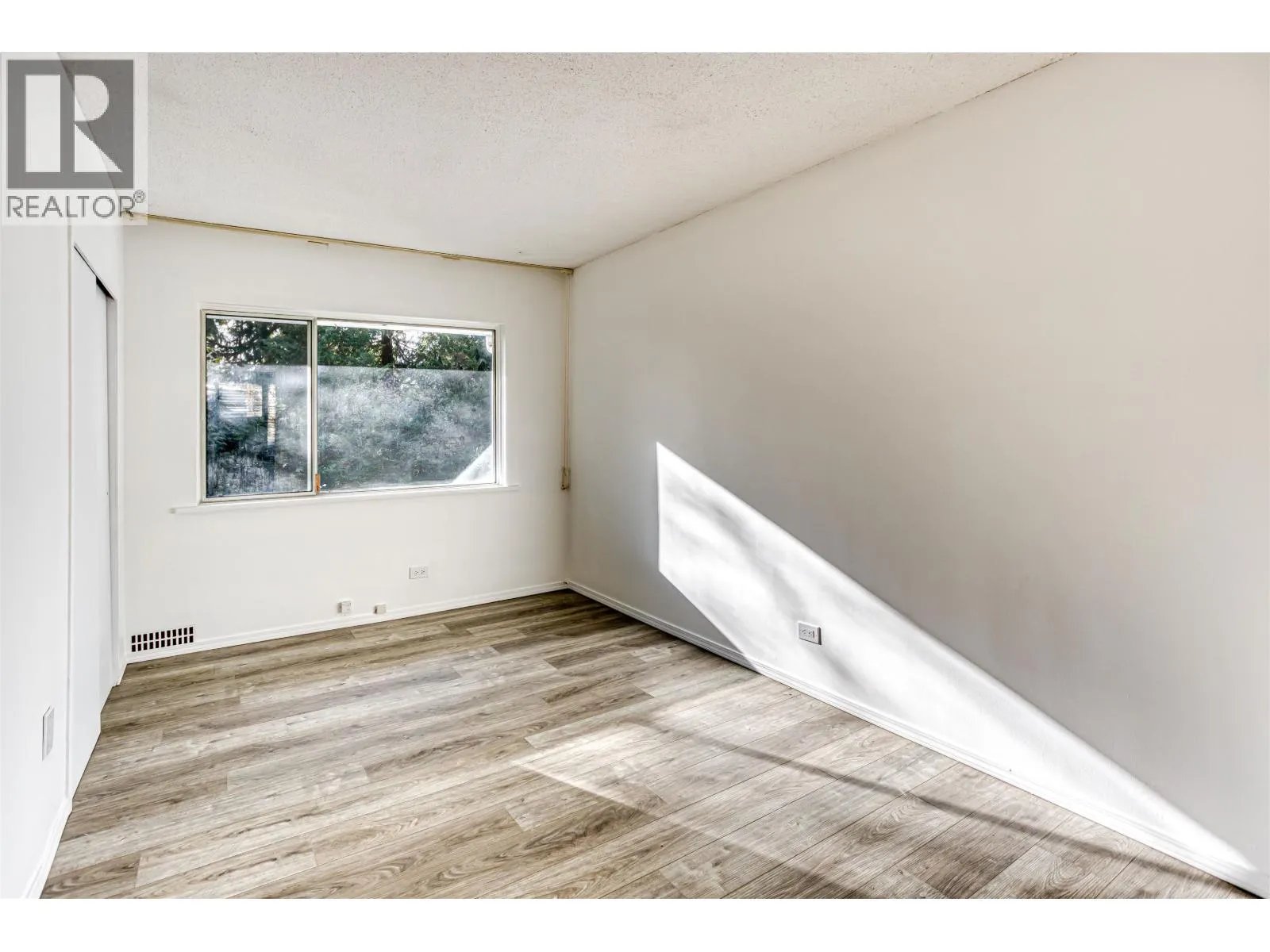 1025 RIDGEWOOD DRIVE