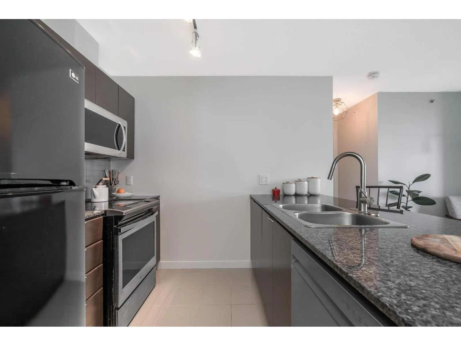 1102 13618 100 AVENUE