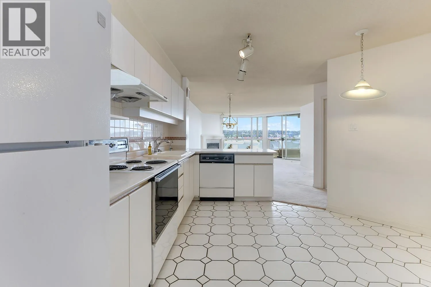 806 1245 QUAYSIDE DRIVE