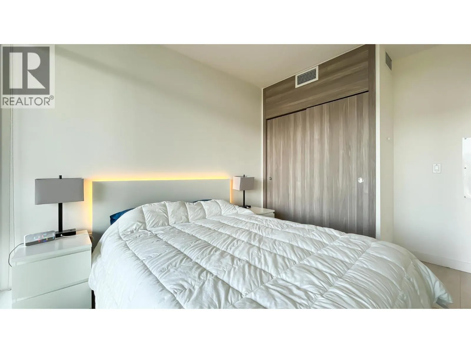 1106 4890 LOUGHEED HIGHWAY