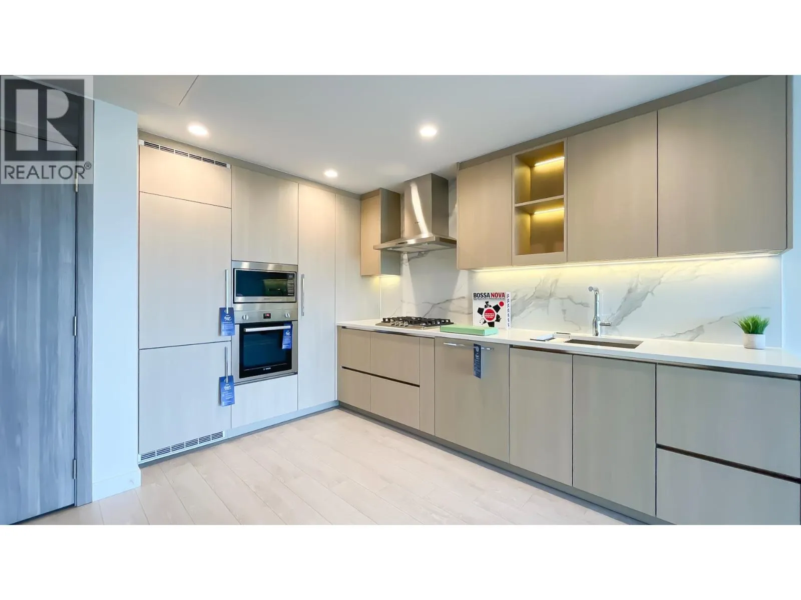 1106 4890 LOUGHEED HIGHWAY