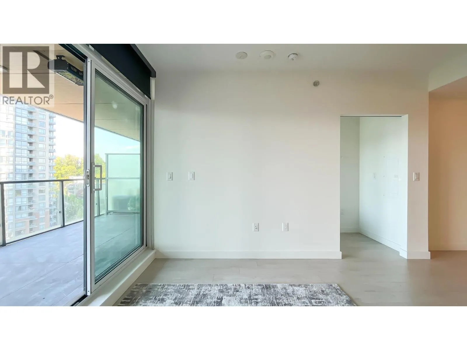 1106 4890 LOUGHEED HIGHWAY