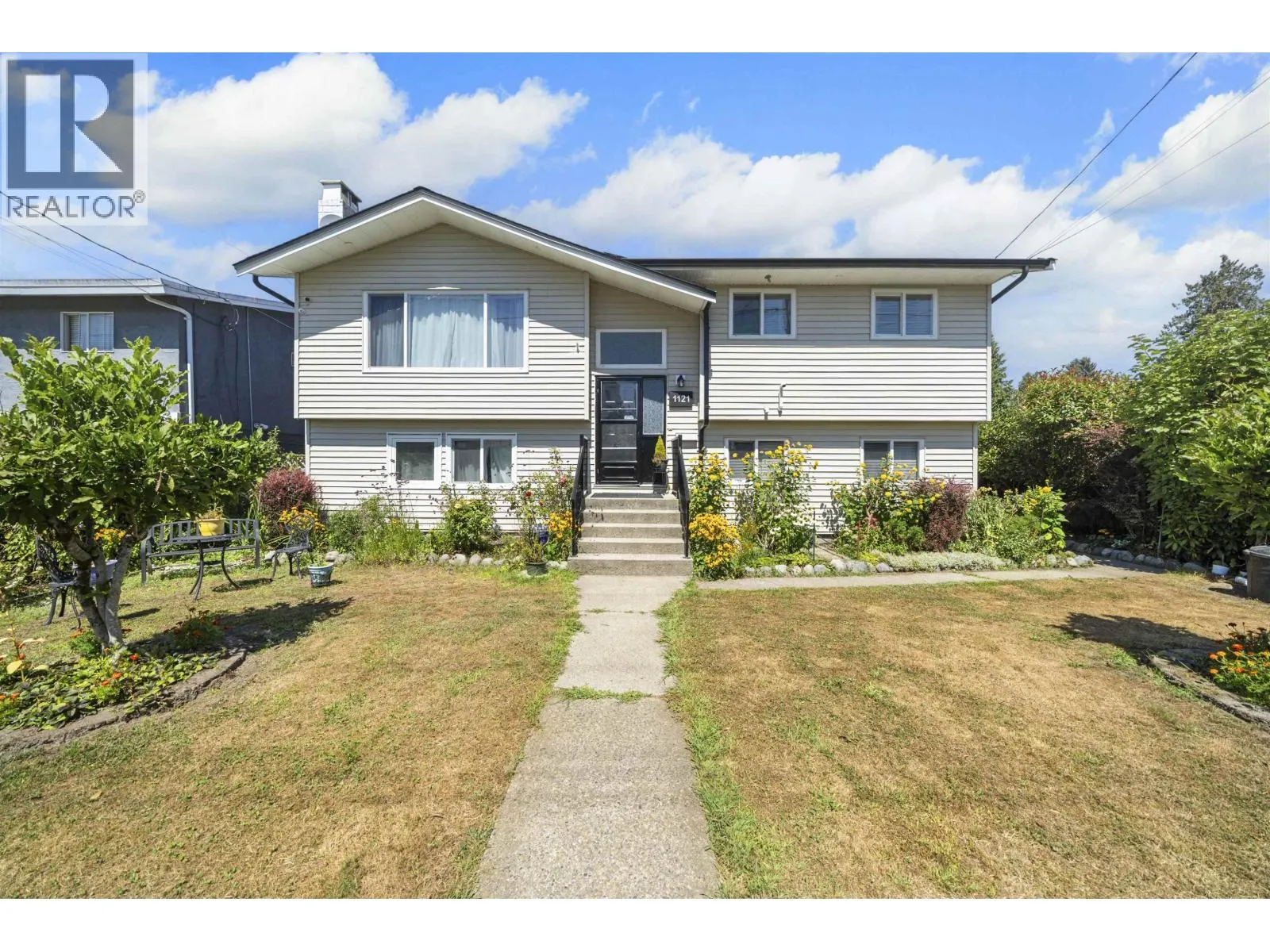 1121 PRAIRIE AVENUE