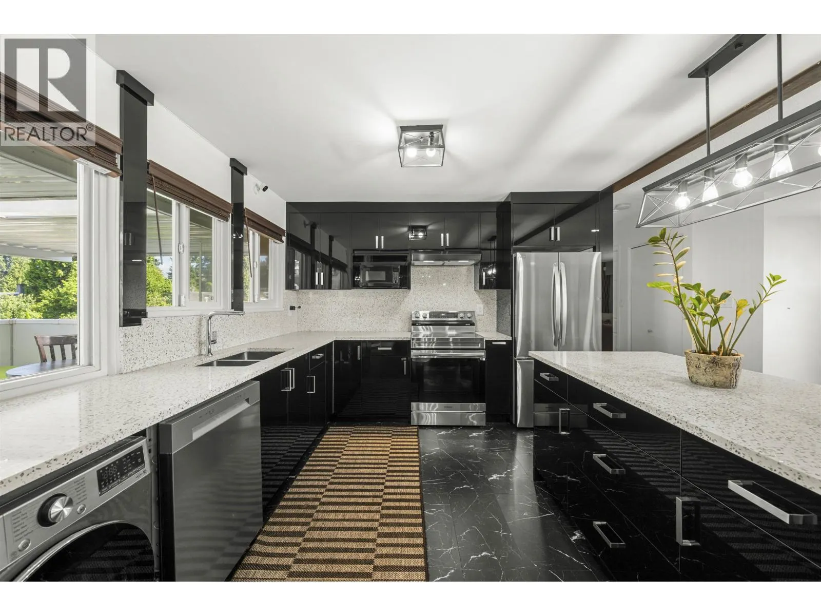 1121 PRAIRIE AVENUE