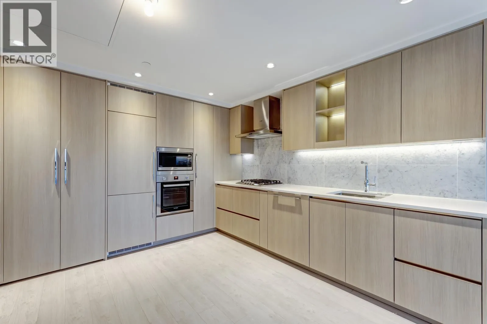 11XX 4720 LOUGHEED HIGHWAY