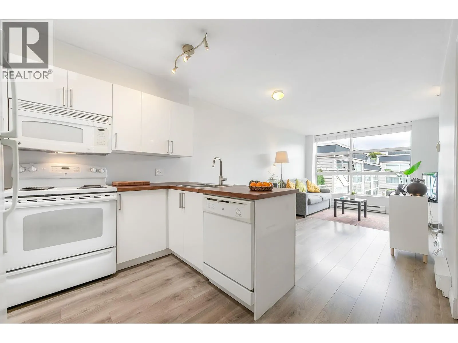 PH11 418 E BROADWAY