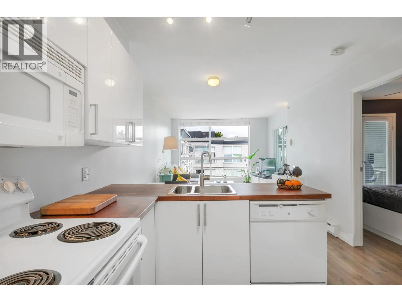 PH11 418 E BROADWAY