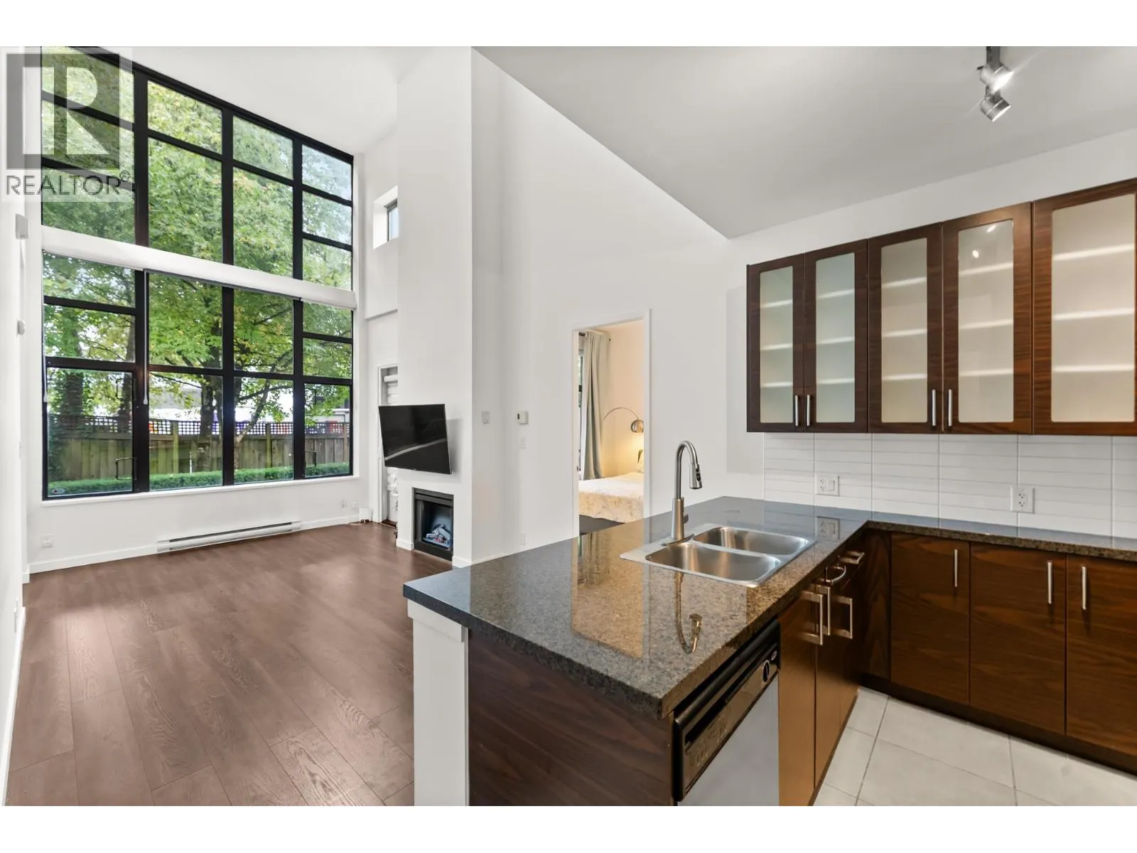 TH4 2355 MADISON AVENUE