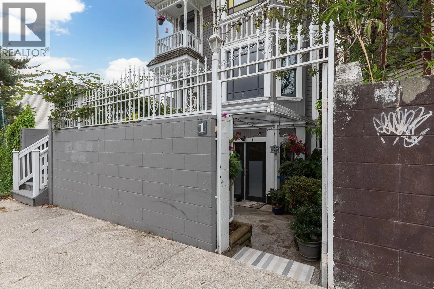 1 451 E PENDER STREET