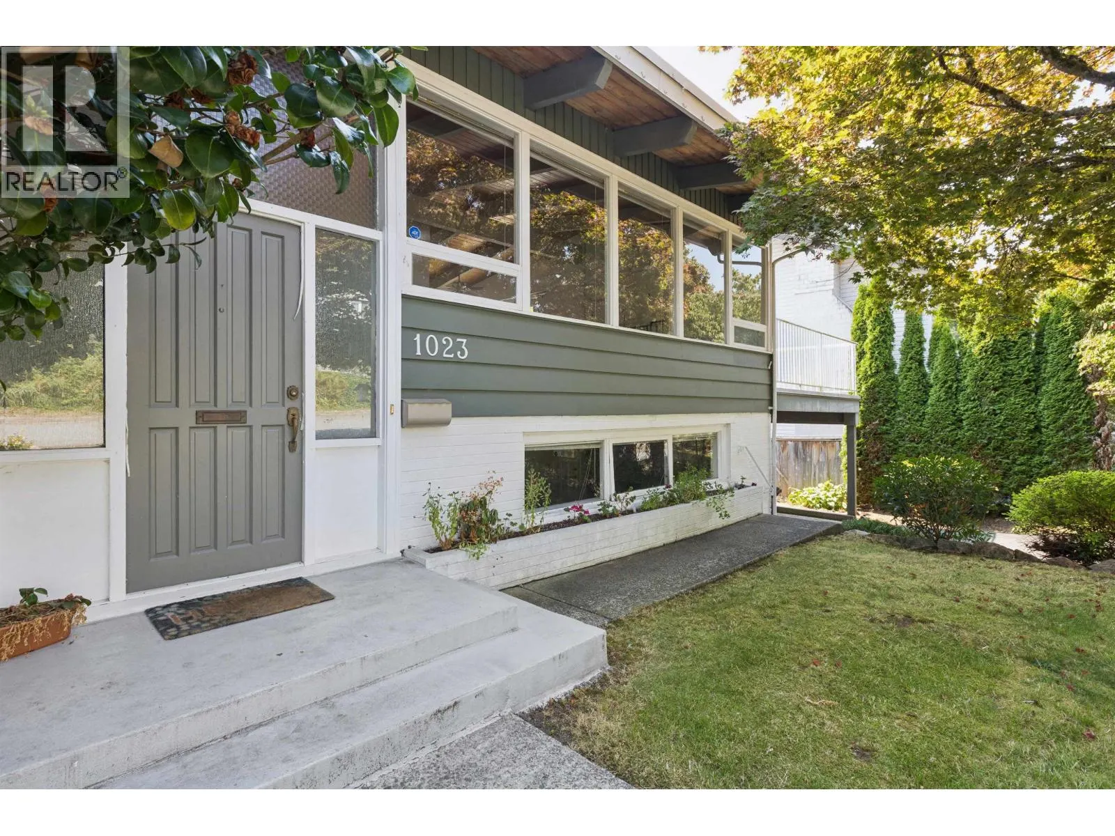 1023 ARLINGTON CRESCENT