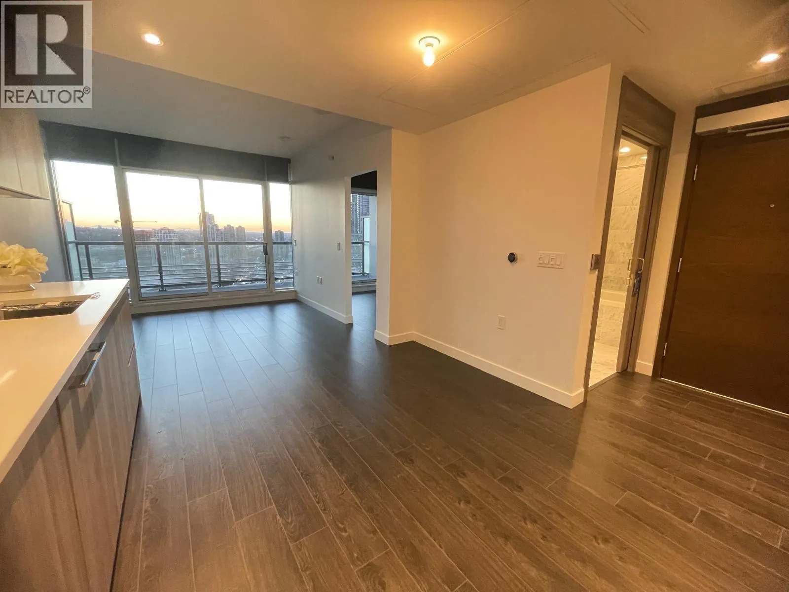 19XX 4720 LOUGHEED HIGHWAY
