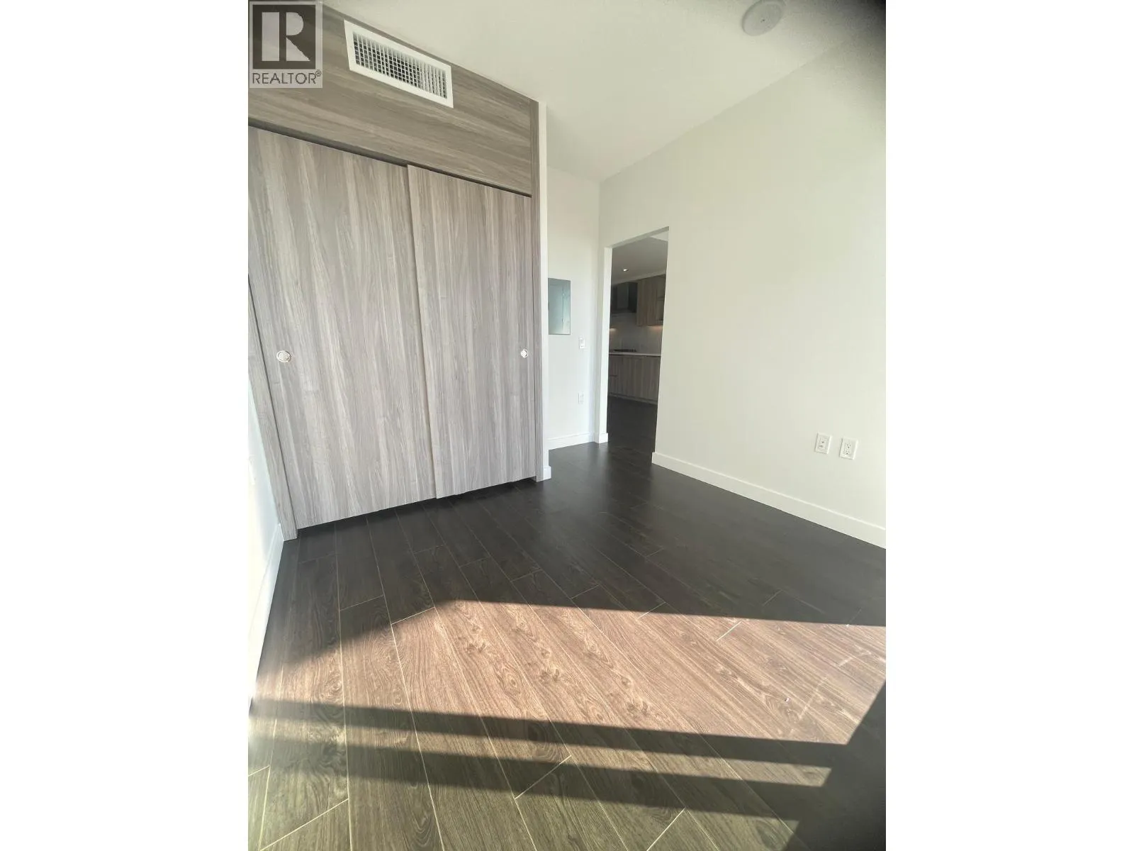 19XX 4720 LOUGHEED HIGHWAY