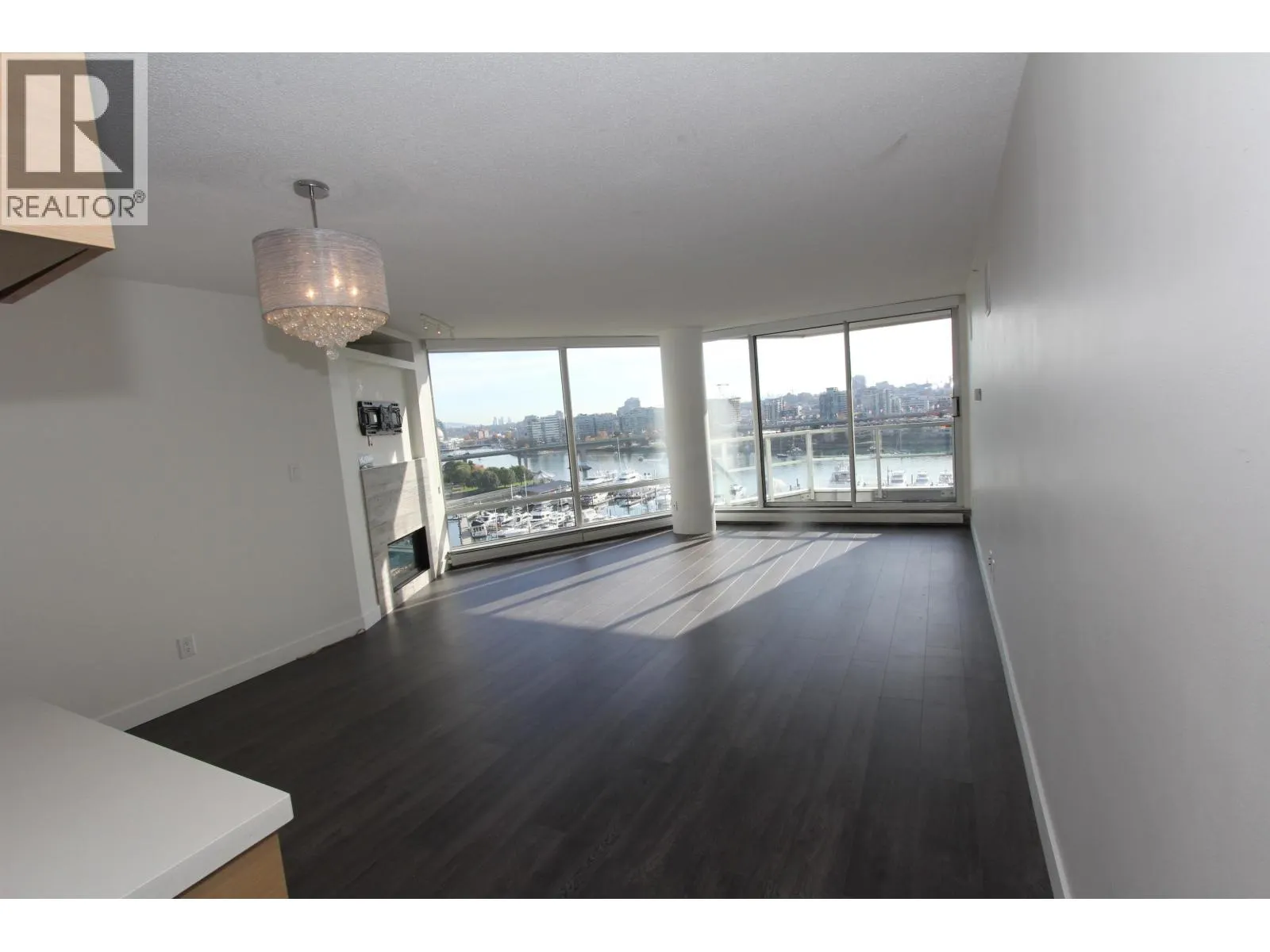 1105 1201 MARINASIDE CRESCENT