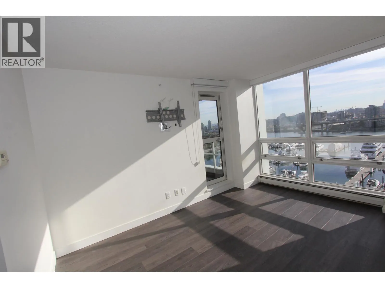 1105 1201 MARINASIDE CRESCENT